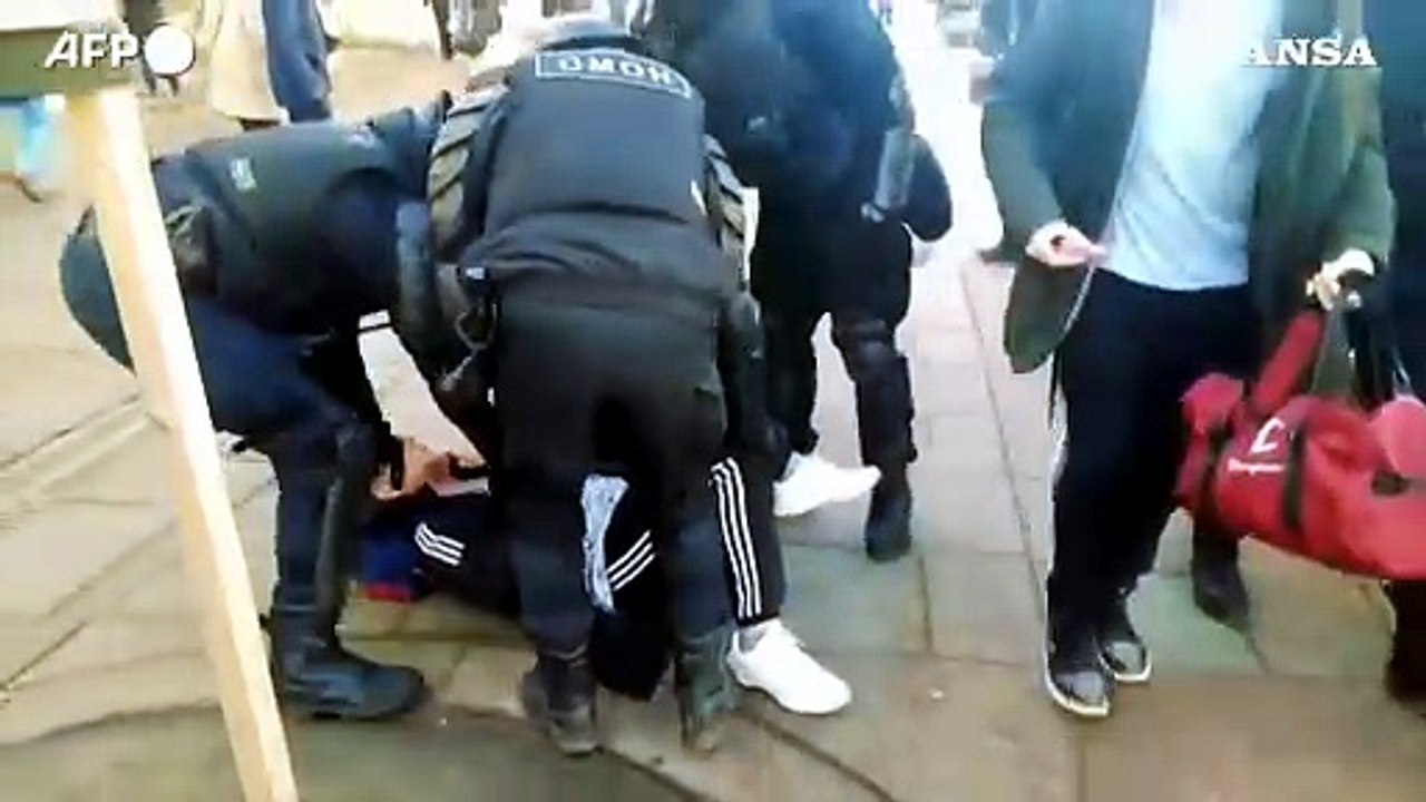 Ucraina, a San Pietroburgo la polizia arresta i manifestanti contro la guerra
