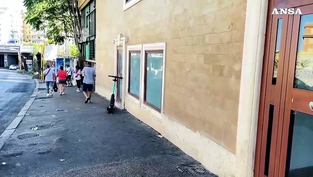 Roma, donna accoltellata in strada: indaga la polizia