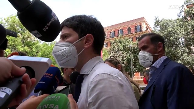 L'appello di Speranza: Fragili e over 80 anni prenotino subito la quarta dose di vaccino contro il Covid
