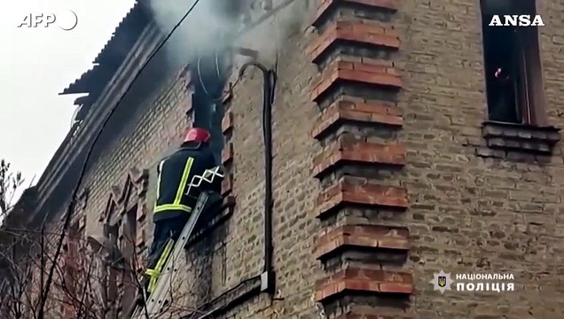 Ucraina, casa in fiamme dopo il bombardamento: l'intervento dei Vigili del fuoco