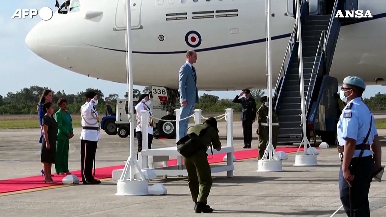 William e Kate arrivano in Belize, ma la visita a un villaggio e' cancellata