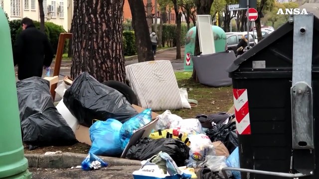 Emergenza rifiuti a Roma: il Natale e' vicino, citta' pulita a meta'