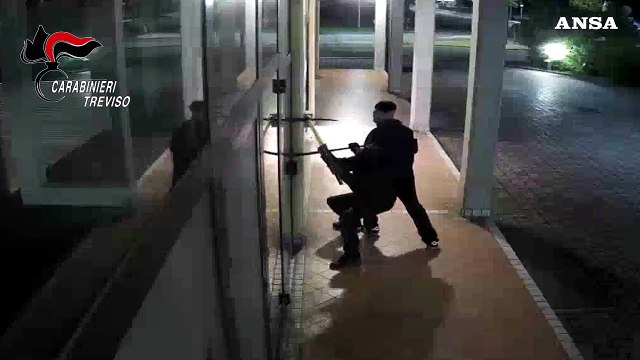 Assalti a bancomat con esplosivo, 11 arresti nel Nordest