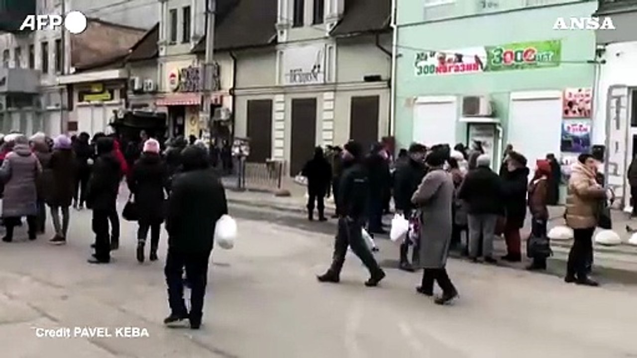 Ucraina, code fuori dai supermercati a Kherson per i beni di prima necessita'