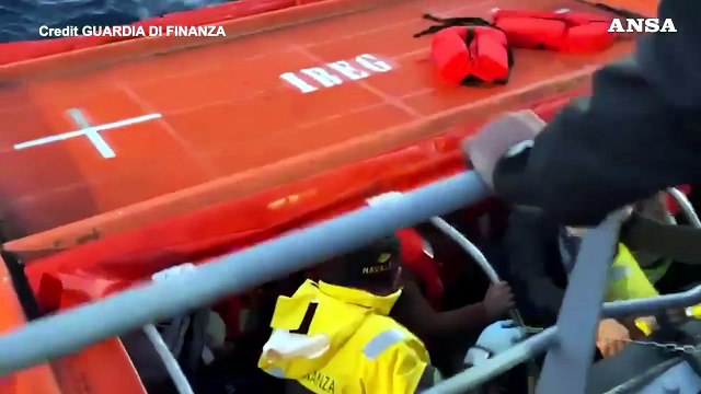 Incendio a bordo di un traghetto della Grimaldi tra Brindisi e la Grecia, i soccorsi della Gdf