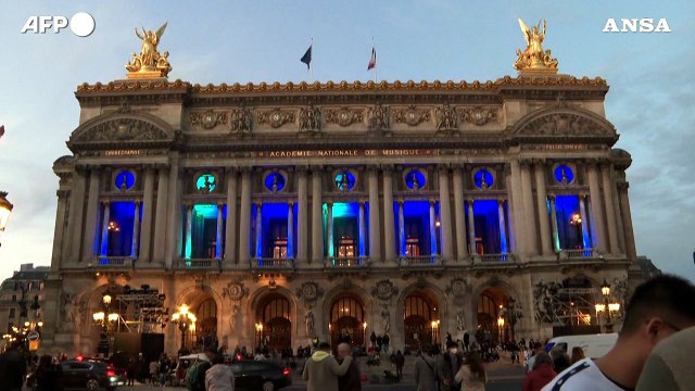 Parigi, i monumenti della citta' si illuminano di blu per la presidenza francese dell'Ue