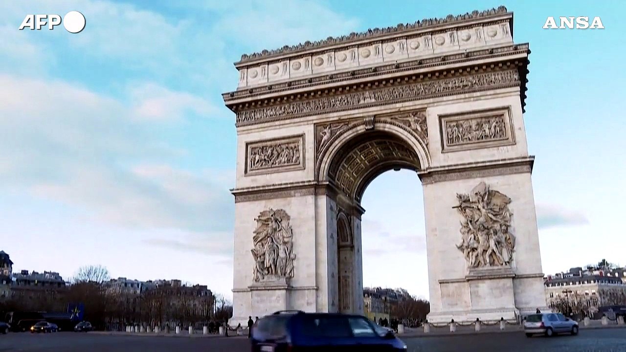 Francia, rimossa la bandiera europea dall'Arco di Trionfo: esulta l'estrema destra