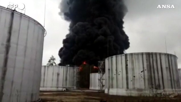 Ucraina, deposito petrolifero colpito dai bombardamenti: impianto in fiamme