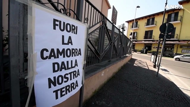 Manifesti contro la camorra dopo gli spari alle pizzerie