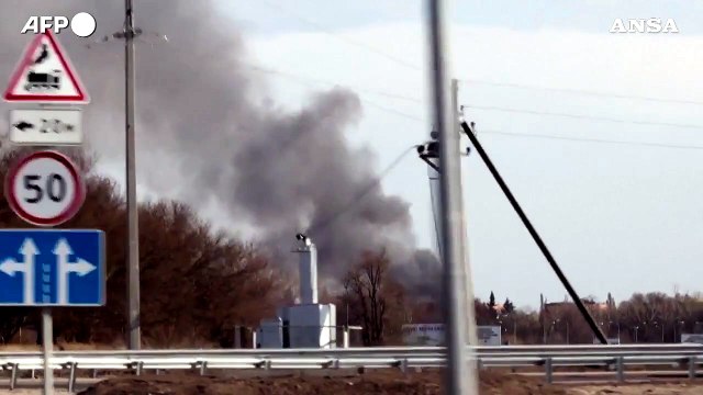 Ucraina, distrutto l'aeroporto di Dnipro: colonna di fumo sulla citta'