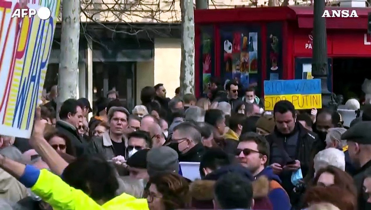 Ucraina, in migliaia in piazza a Parigi per chiedere la fine della guerra