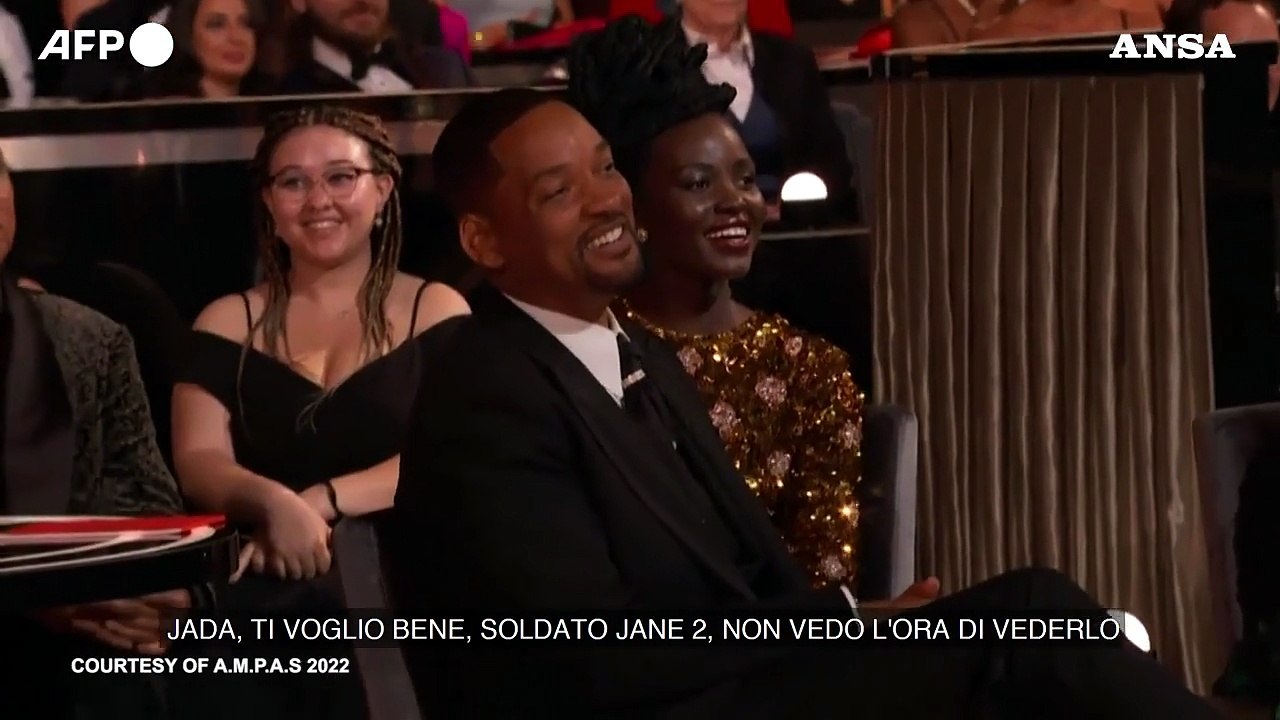 Oscar, Will Smith tira uno schiaffo a Chris Rock per una battuta sulla moglie
