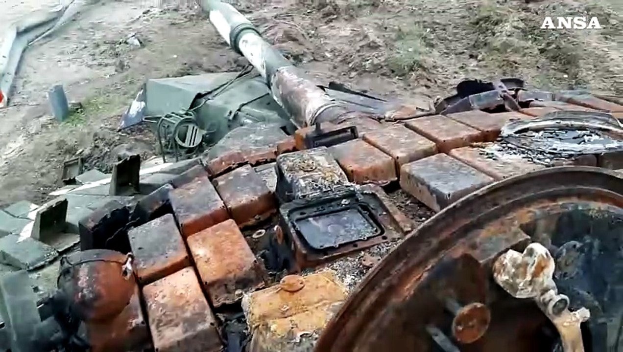 Ucraina, i relitti dei tank russi a Borodyanka