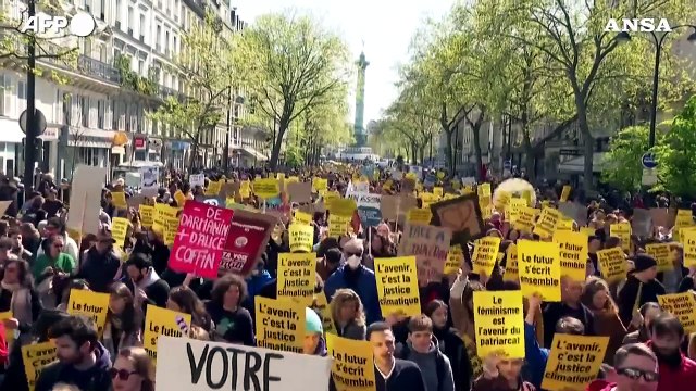 Francia, a Parigi in migliaia alla marcia per il futuro