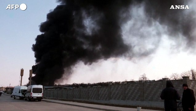 Kiev, enorme nuvola di fumo si alza dal deposito di carburante colpito dai russi