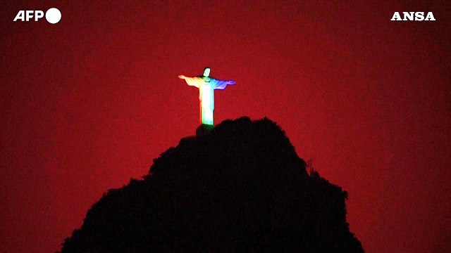 Rio de Janeiro, il Cristo redentore illuminato per i 28 anni dalla morte di Senna