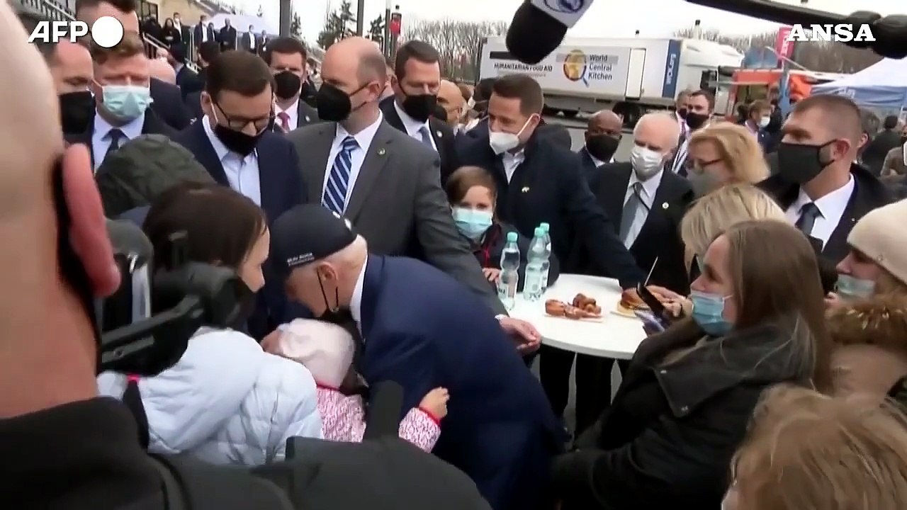 Il presidente degli Stati Uniti abbraccia i rifugiati ucraini in Polonia