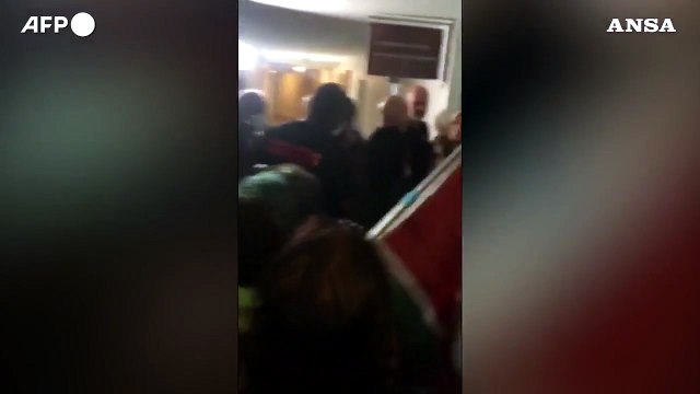 Francia, Marine Le Pen spintonata da alcuni dimostranti nella Guadalupa