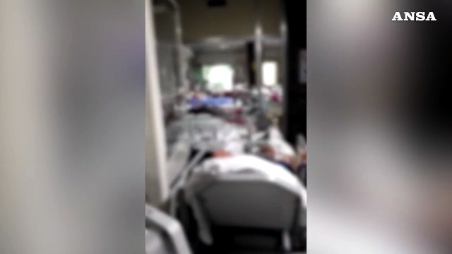 Napoli, pieno il pronto soccorso del Cardarelli: pazienti in barella in sala d'attesa