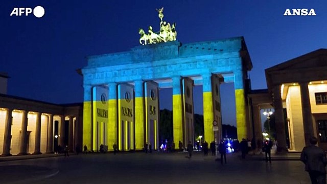 La Porta di Brandeburgo a Berlino e la Tour Eiffel a Parigi con i colori dell'Ucraina