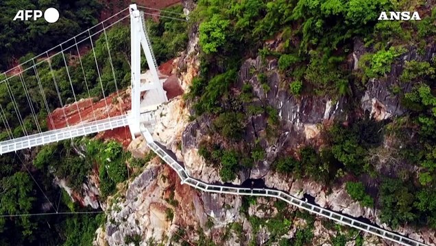 Vietnam, ponte pedonale in vetro da record: sospeso tra due cime e lungo 632 metri