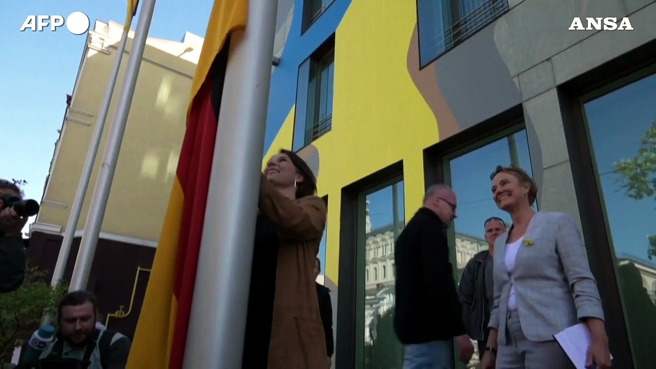 Kiev, ministra Esteri Baerbock issa la bandiera all'ambasciata tedesca