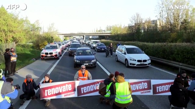 Clima: Svizzera, a Losanna ambientalisti bloccano l'autostrada