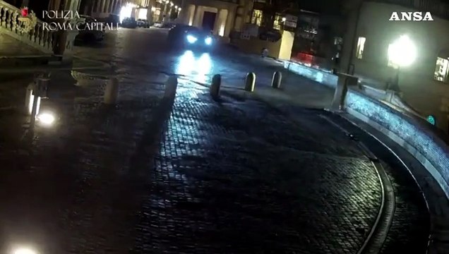 Il video della Maserati che scende dalla scalinata di Trinità dei Monti