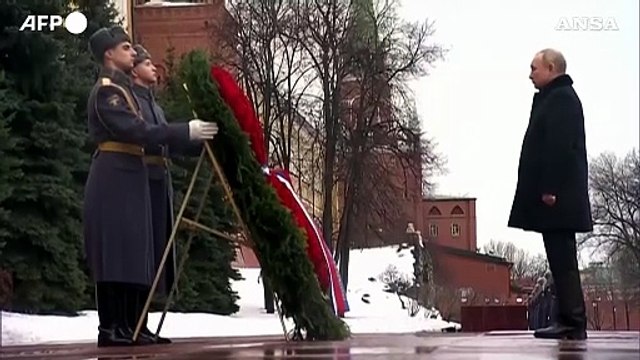 Mosca, Putin depone una corona di fiori sulla tomba del Milite ignoto