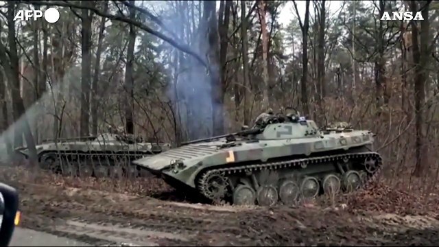 Ucraina, l'esercito schiera i carri armati a nord di Kiev
