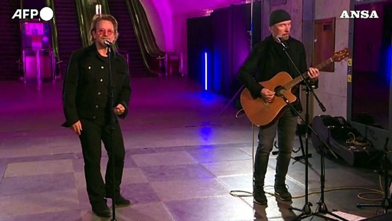 Ucraina, Bono e The Edge si esibiscono nella metropolitana di Kiev