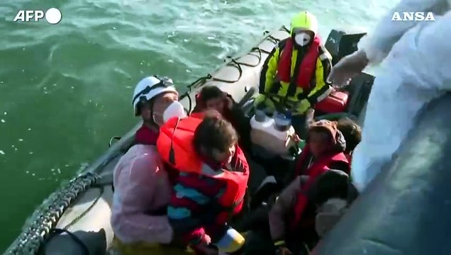 Migranti,: 56 persone salvate da naufragio nella Manica