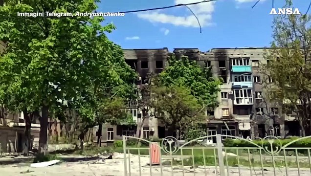 Mariupol, in auto tra le strade della citta' distrutta dai bombardamenti