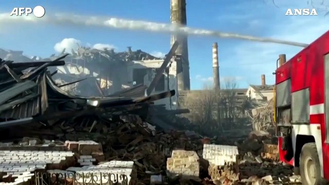 Ucraina, macerie e distruzione a Zaporizhzhia dopo un attacco missilistico russo