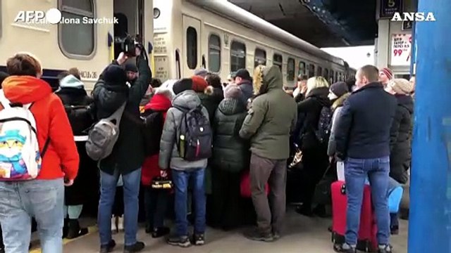 Ucraina, fuga da Kiev: folla alla stazione ferroviaria
