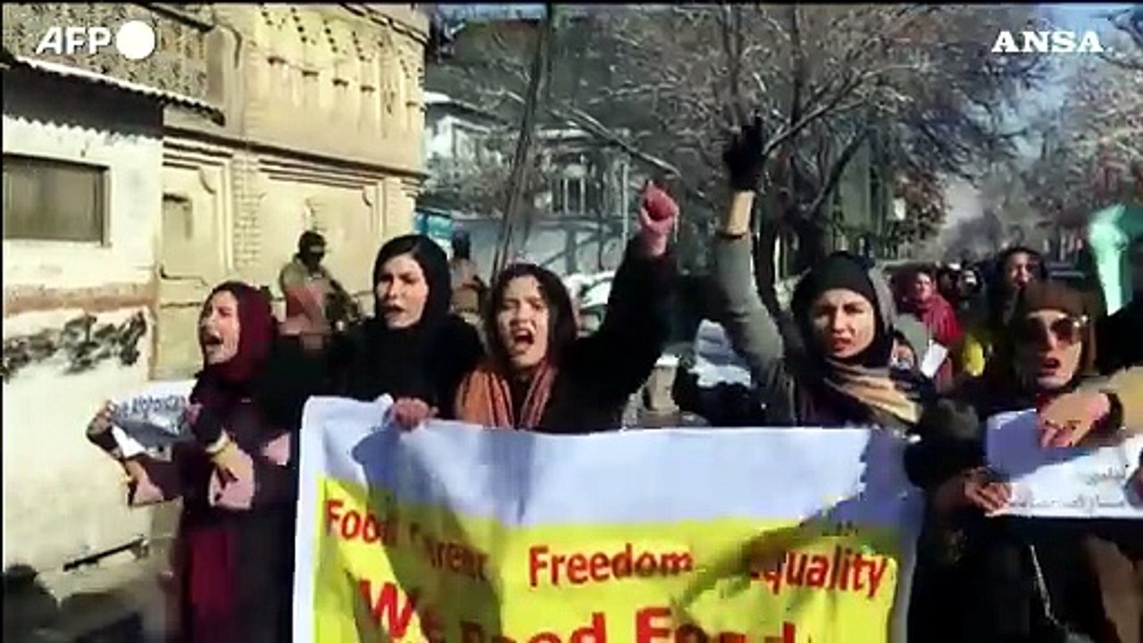 Le afghane sfidano i talebani in piazza: "Scuola e liberta'"
