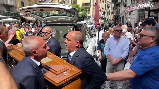 Napoli, funerali di Liliana De Curtis: l'applauso del Rione Sanita'