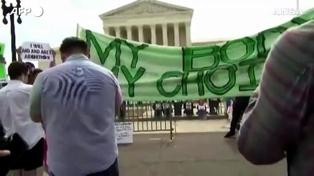 Usa, abolita la Roe v. Wade: attivisti anti-aborto festeggiano fuori dalla Corte Suprema