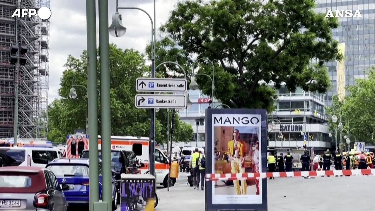 Auto sulla folla nel cuore di Berlino, almeno una vittima e diversi feriti