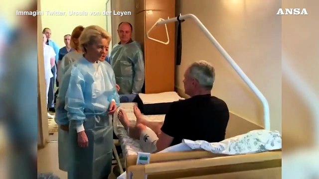 Ucraina, Ursula von der Leyen fa visita ai soldati feriti in un ospedale di Kiev