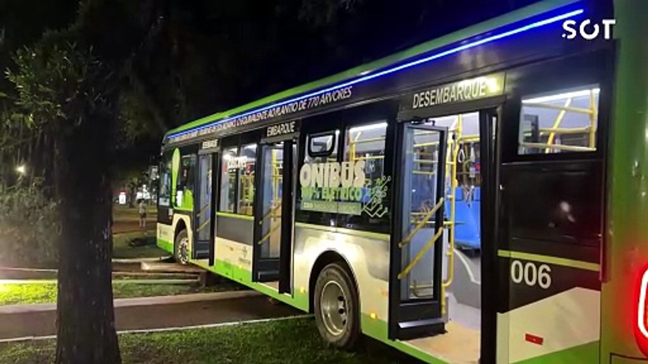 Batida entre ônibus do transporte coletivo termina com veículo sobre canteiro no Centro de Cascavel