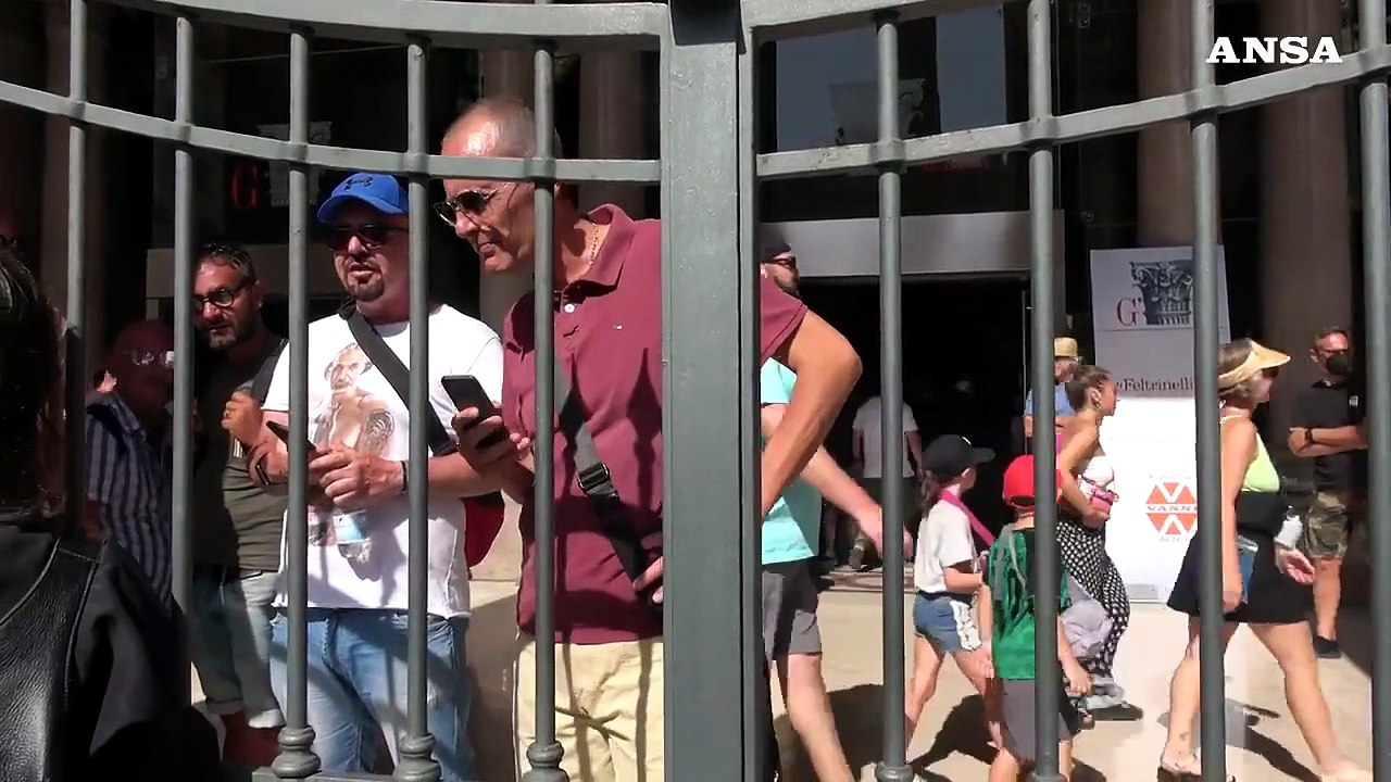 Roma, tassisti sotto Palazzo Chigi lanciano bottigliette acqua