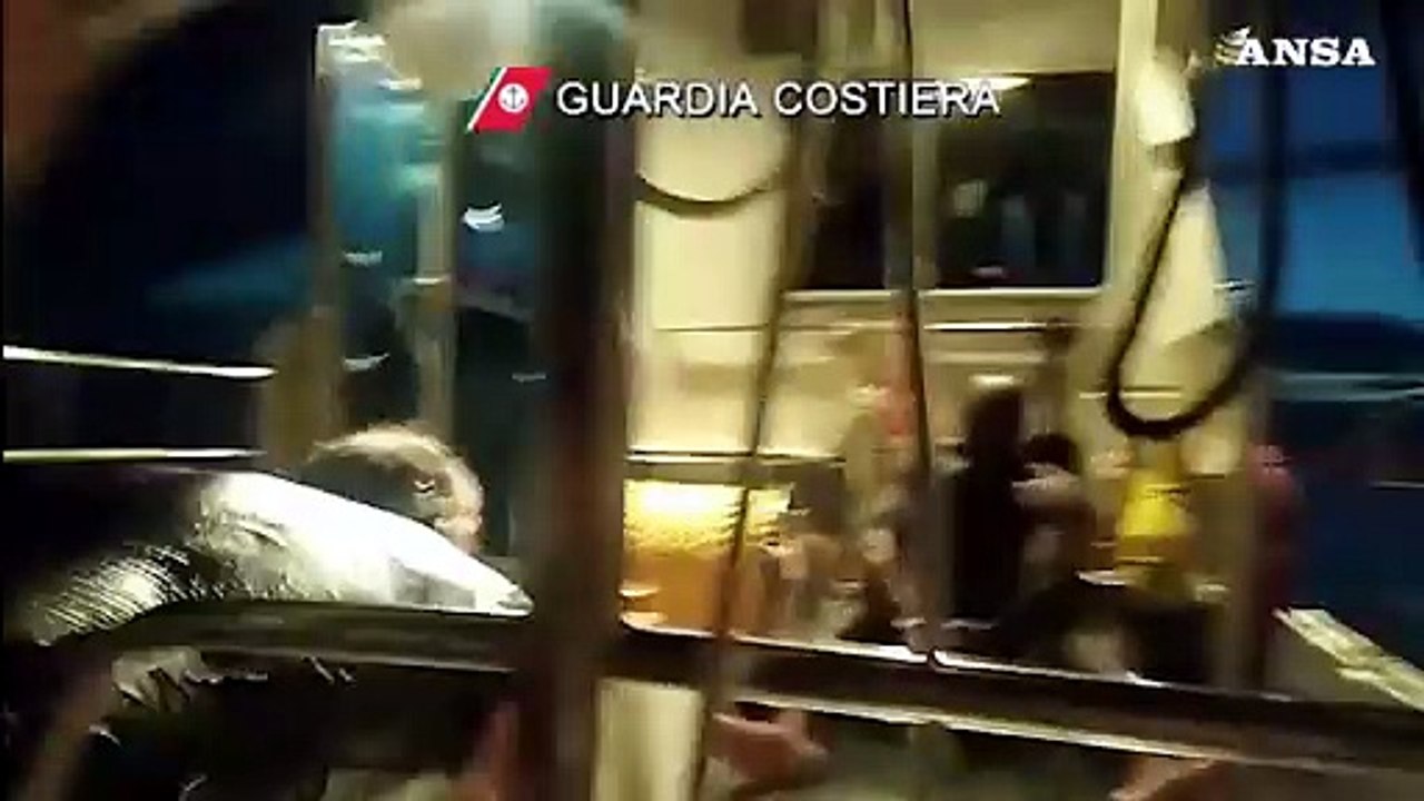 Affonda un peschereccio, la Guardia costiera salva tre persone
