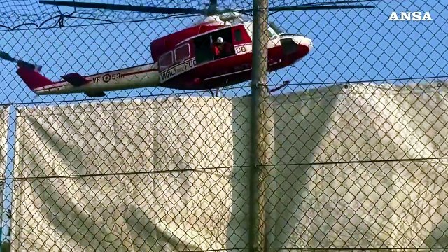 Incendio Versilia, l'elicottero dei vigili del fuoco in azione per spegnere le fiamme