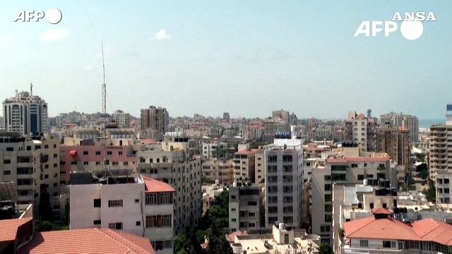 Gaza City, un missile israeliano si abbatte fra i palazzi