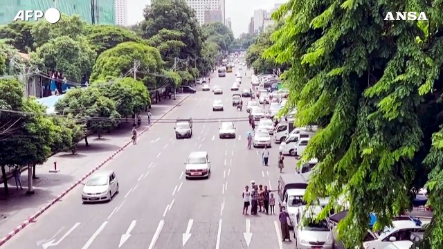 Myanmar, cittadini suonano clacson per rendere omaggio all'eroe dell'indipendenza