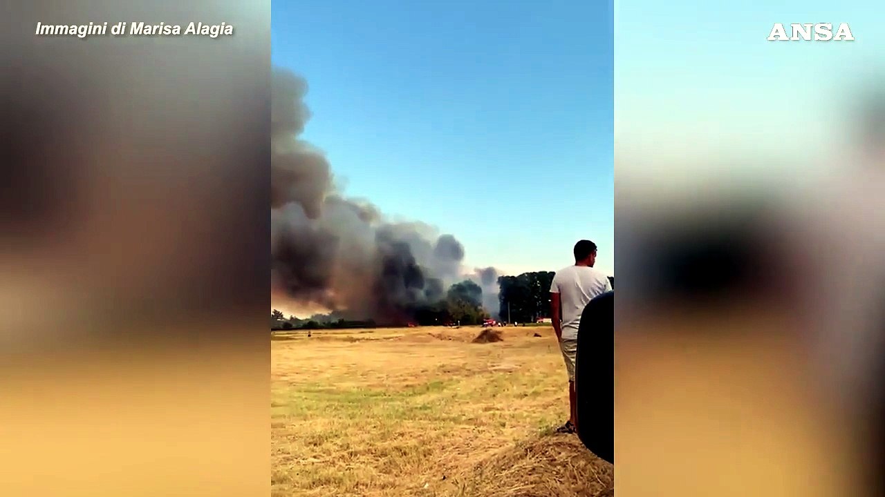 Incendio tra Brianza e Varesotto, colonna di fumo nero