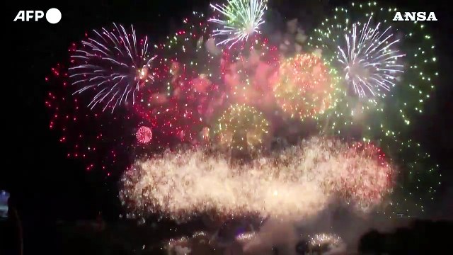 Fuochi d'artificio e omaggio all'Ucraina, la Torre Eiffel in giallo e blu per il 14 luglio