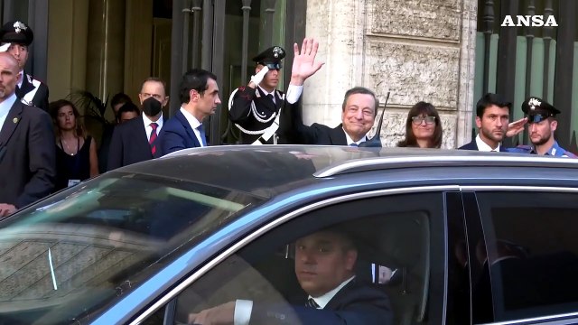 Governo, Draghi lascia il Senato: Presidente non ci abbandoni , urlano i passanti