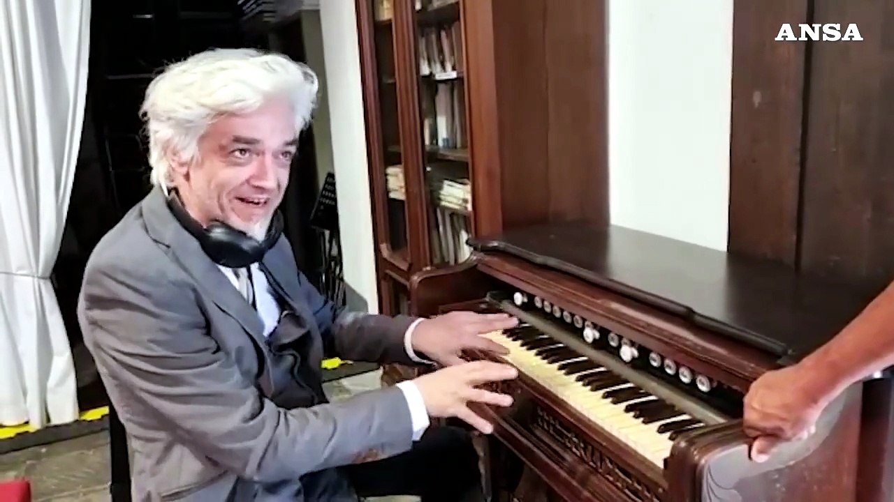 Morgan si esibisce con un antico armonium: "Lo suonavo a 16 anni in un convento di frati"